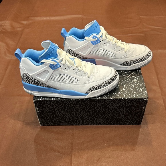 Jordan Men’s White and University Blue Retro Basketball Sneakers - Picture 3 of 6